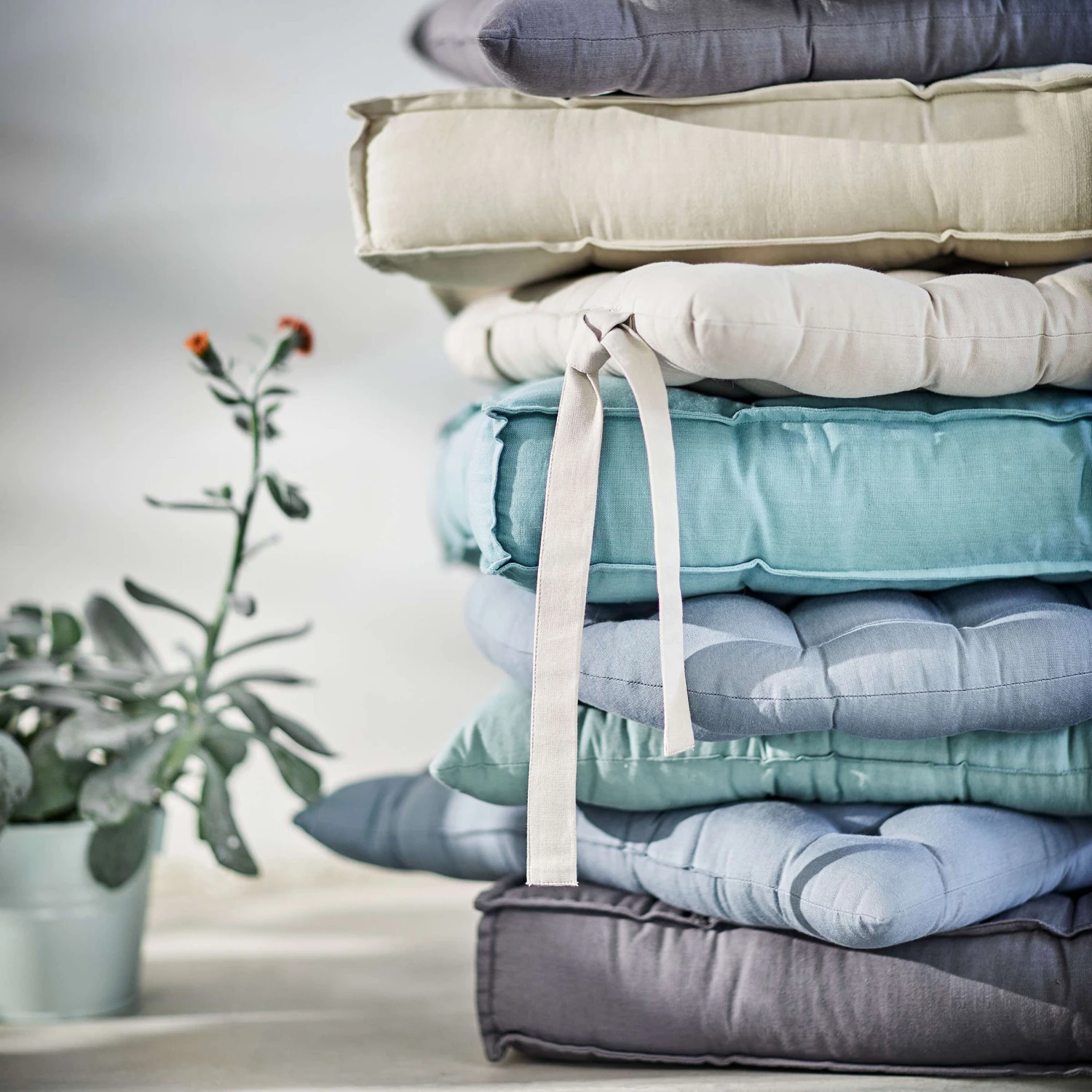 Futonkissen L 42 X B 42cm SOLID In Blau 2 Futonkissen L 42 X B 42cm SOLID In Blau – Bild 2